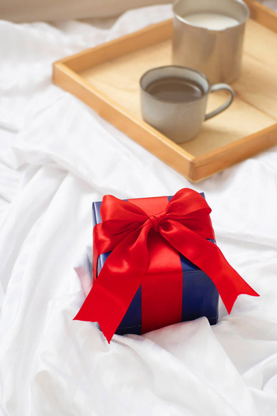 Romanttinen aamiainen kahvia ja maitoa tarjoillaan tarjotin ja lahja laatikko Ystävänpäivä tai loma käsite
 - Valokuva, kuva