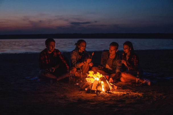 jeunes amis ont pique-nique avec feu de joie sur la plage
 - Photo, image
