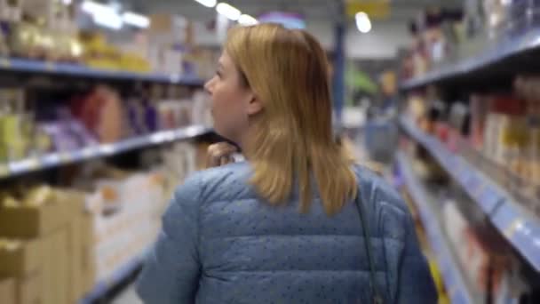 Woman shopping at the supermarket - Video, Çekim