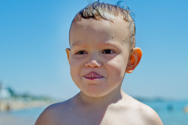 Adorable niño en la playa
 - Foto, imagen