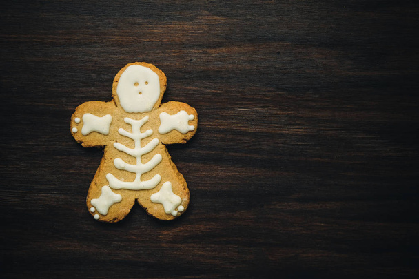 Zábavné domácí cukroví sušenek pro Halloween pohled shora na tmavé dřevo stůl - Fotografie, Obrázek