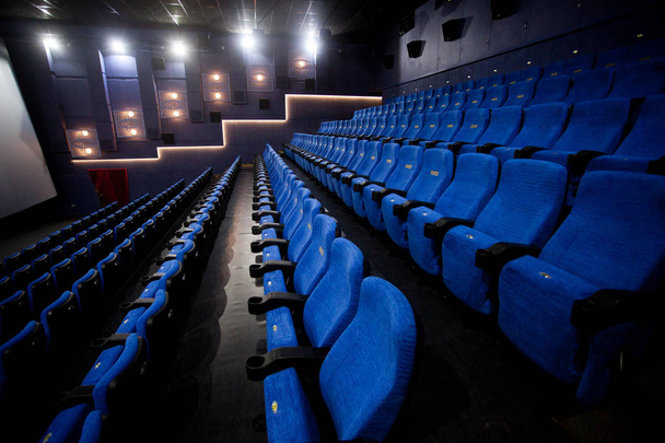 Sièges rouges confortables vides avec numéros au cinéma
 - Photo, image