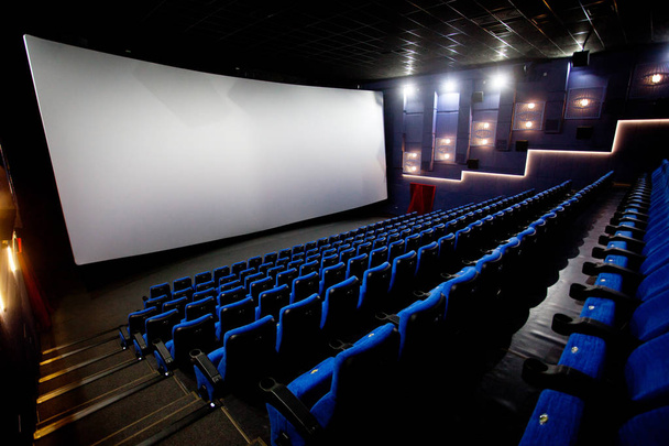 pusty komfortowe siedzenia czerwony z numerami w kinie - Zdjęcie, obraz