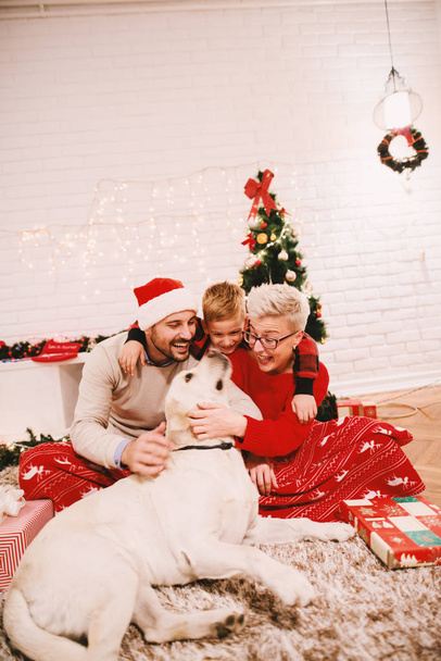 familia celebrando la Navidad con perro
 - Foto, Imagen