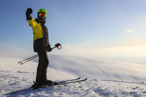Skier on ski slope with mountains in background - Valokuva, kuva