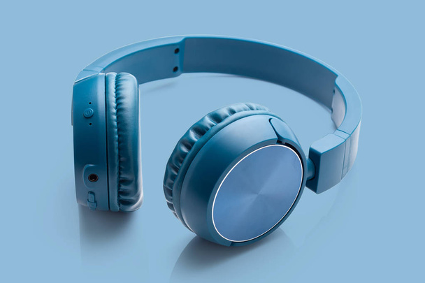casque bleu bluetooth sur fond bleu studio packshot équipement
 - Photo, image