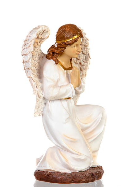 Figura de cerámica del ángel del belén aislado sobre un fondo blanco
 - Foto, imagen