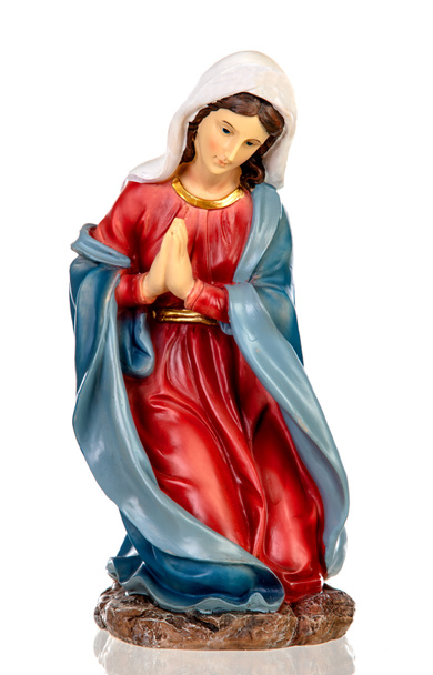 Keramikfigur der Jungfrau Maria isoliert auf weißem Hintergrund - Foto, Bild