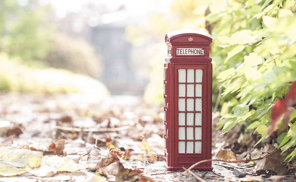 Tradicional britânico vintage cabine de telefone vermelho no parque de outono
 - Foto, Imagem