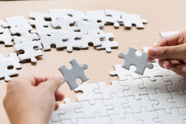 Detailní záběr rukou podnikání žen připojení jigsaw puzzleon, pracovní úspěch a strategie koncepce týmové práce. - Fotografie, Obrázek