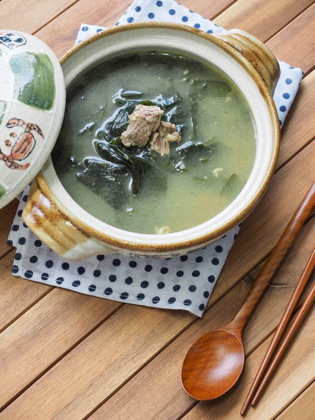Coréen nourriture boeuf soupe d'algues
  - Photo, image
