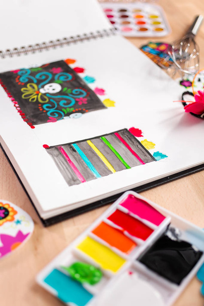 Χρώματα και Σημειωματάριο (Notepad) με το σχέδιο των έξι στρώμα κέικ για Dia de los Muertos Ενοικιαζόμενα. - Φωτογραφία, εικόνα