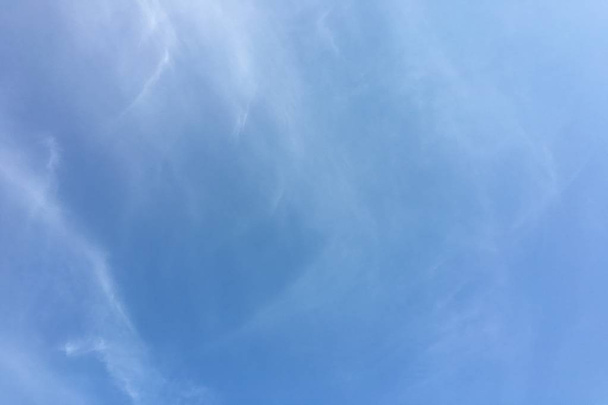 Nube de belleza sobre un fondo de cielo azul. Deslaves del cielo. Cielo azul con clima nublado, nube de naturaleza. Nubes blancas, cielo azul y sol
 - Foto, Imagen