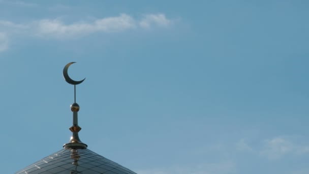 Gouden Sikkel op de koepel van een moslim moskee tegen de blauwe hemel. De verplaatsing van wolken boven de islamitische minaret. Symbool van de wereldgodsdienst. - Video
