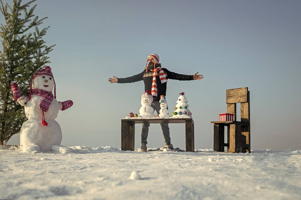 Snowman and xmas tree on snowy landscape - Fotografie, Obrázek