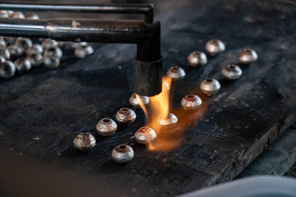 fusión de plata en la fabricación de joyas artesanales, proceso de platería hecho a mano
. - Foto, imagen