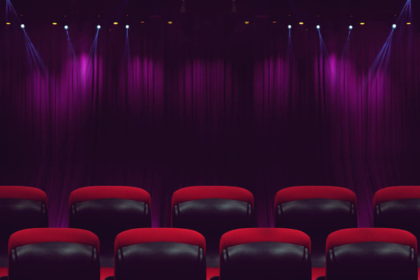 lege theater auditorium of film-cinema met rode zetels voor de show - Foto, afbeelding