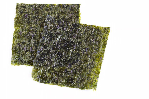 Hojas de algas asadas sobre fondo blanco
 - Foto, Imagen