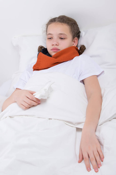girl lying in bed with a sore throat, feels bad - Φωτογραφία, εικόνα