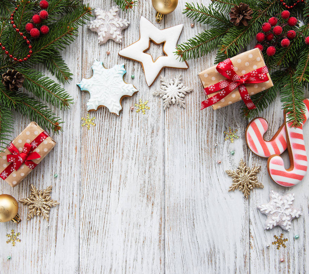 Vánoční dekorace s cookies na staré dřevěné pozadí - Fotografie, Obrázek