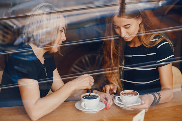 Mother with daughter in a cafe - Foto, Imagem