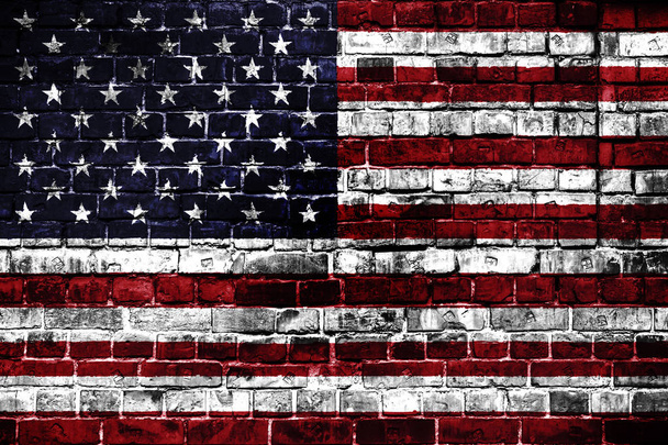 Bandeira nacional dos EUA em um fundo de tijolo. Imagem de conceito para os EUA: língua, pessoas e cultura
. - Foto, Imagem