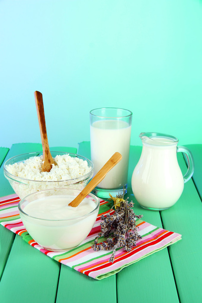 Glass of milk and cheese on light background - Fotoğraf, Görsel