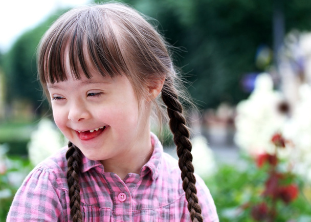 Porträt eines jungen glücklichen Mädchens - Foto, Bild