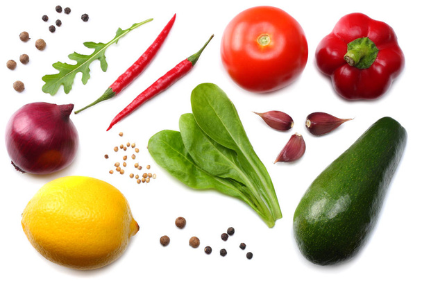 terveellistä ruokaa. sekoitus avokado, sitruuna, tomaatti, punasipuli, valkosipuli, paprika ja rucola lehdet eristetty valkoisella pohjalla ylhäältä
 - Valokuva, kuva