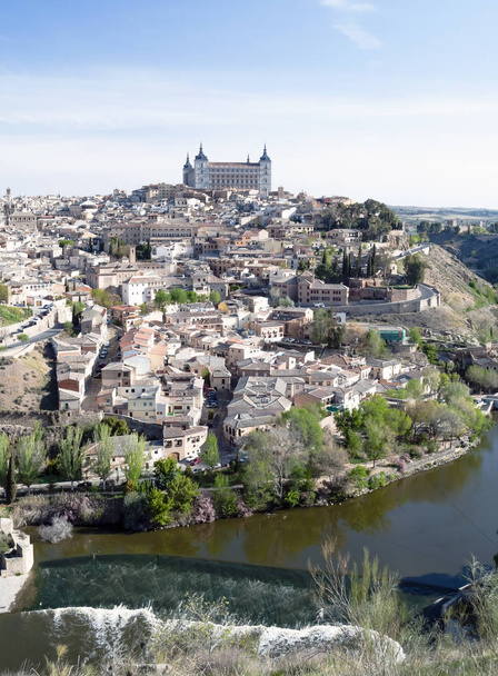 Vista da cidade espanhola de Toledo, vista da catedral gótica de Santa Maria e do rio Tejo, numa estrutura de cidade medieval
  - Foto, Imagem