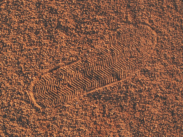 Pegada de sapato esportivo em uma quadra de barro de tênis. Superfície de tijolos triturados vermelho claro seco no campo de ténis exterior
 - Foto, Imagem