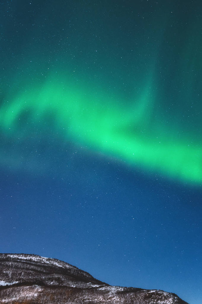 Paisaje nocturno de invierno con auroras boreales. Vista panorámica de las islas Lofoten, Noruega. Imagen vertical
 - Foto, imagen