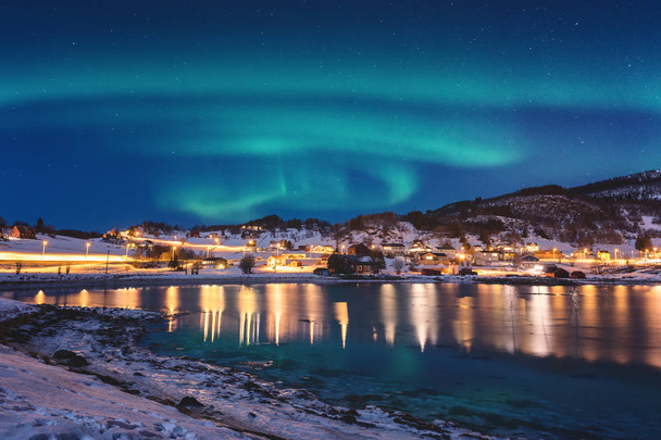 Northern lights, polární záře na noční obloze nad Gausvik, ostrovy Lofoty, Norsko. Malebnou zimní krajinou - Fotografie, Obrázek