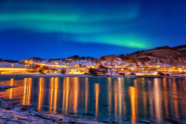 Northern lights, Aurora borealis w nocne niebo nad Gausvik, Lofoty, Norwegia. Krajobraz Scenic zima - Zdjęcie, obraz