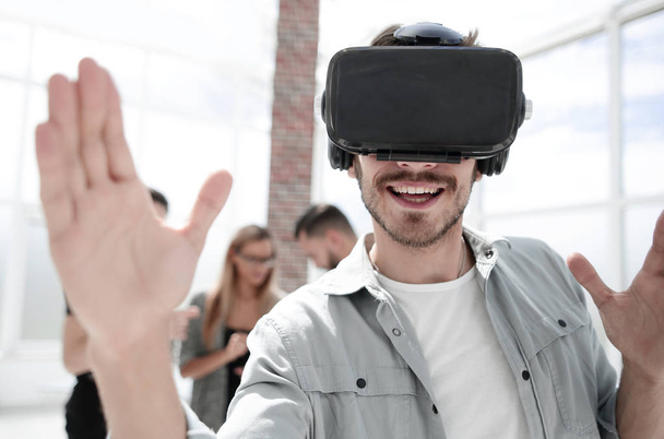 man tests glasses VR - Foto, imagen