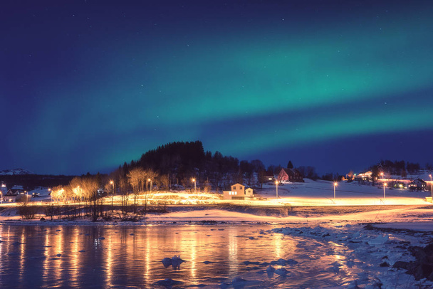 オーロラ、Gausvik、ノルウェーのロフォーテン諸島の上の夜空にオーロラが見られます。美しい冬の風景 - 写真・画像