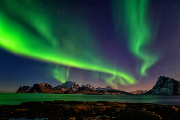 Éj, téli tájon, Northern lights, Aurora borealis. Táj látványa a Lofoten-szigetek, Norvégia - Fotó, kép