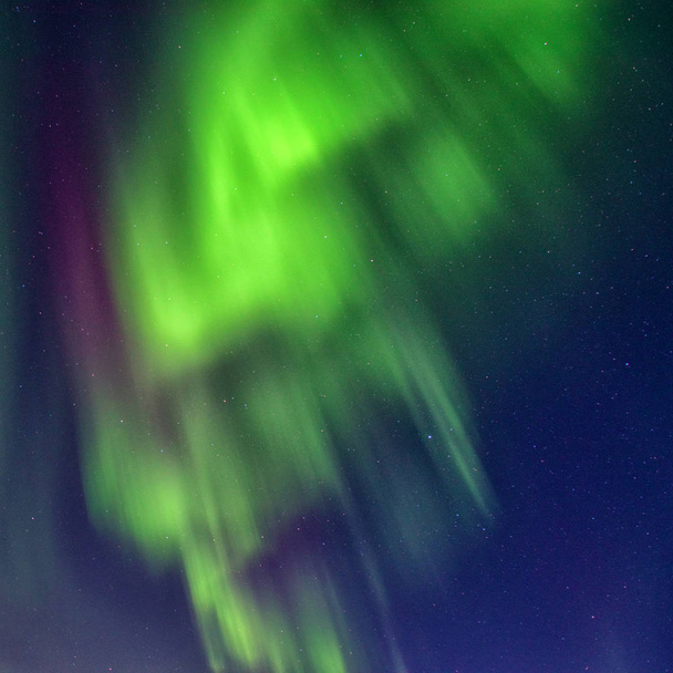 Северное сияние, Aurora borealis, Лофотенские острова, Норвегия. Ночной зимний пейзаж с полярными огнями и красивым звездным небом
 - Фото, изображение