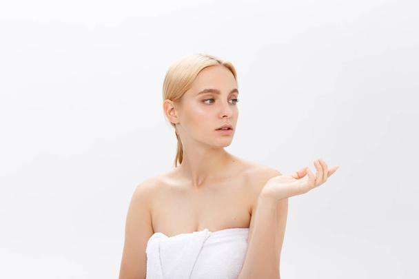 Jonge vrouw met schoonheid huid en schoonheid kapsel over grijze achtergrond - Foto, afbeelding
