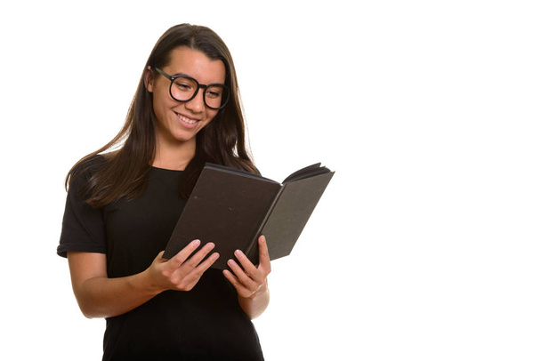 Jovem mulher branca feliz sorrindo e lendo livro - Foto, Imagem