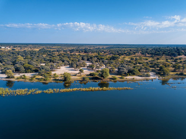Aerial krajobraz w delta Okawango, na granicy Angola i Namibia. Rzeka z brzegu i zielonej roślinności po deszczowej. Afryka antenowe krajobraz. - Zdjęcie, obraz