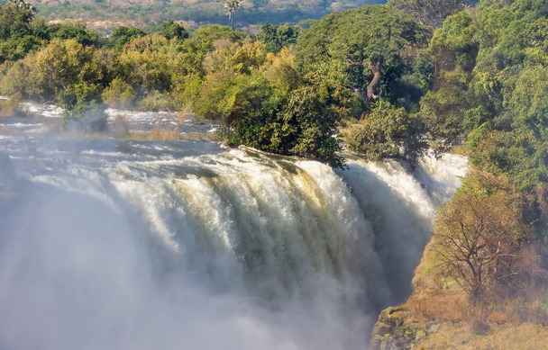 Victoria tombe après la saison des pluies en mai, la cascade est pleine d'eau, partout dans la brume. Zambie Frontière du Zimbabwe, Afrique paysage sauvage. Merveille du monde
 - Photo, image