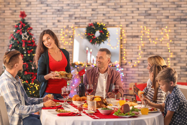 família feliz ter jantar de Natal em casa - Foto, Imagem