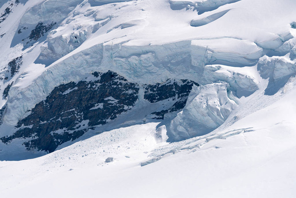 Захватывающий вид на ледник Алеч, граничащий с четырьмя тысячами метров вершин Бернских Альп, Швейцария
 - Фото, изображение