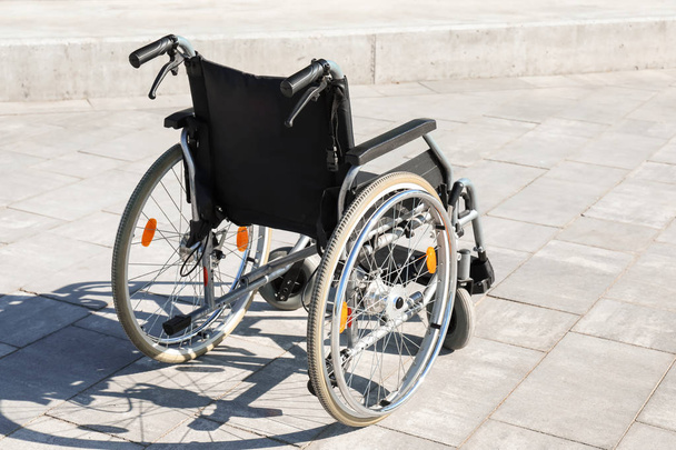 Cadeira de rodas moderna vazia ao ar livre
 - Foto, Imagem