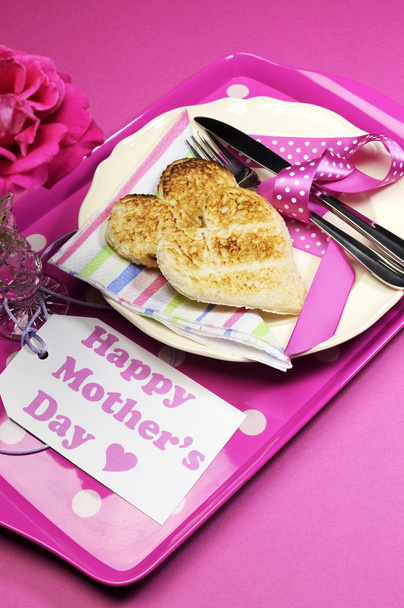dzień matki Happy taca śniadaniowa z rose różowy i tosty kształt serca na tacy polka dot. pionowe. - Zdjęcie, obraz