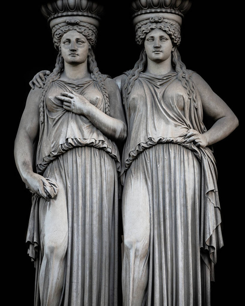 Kahden aistillisen roomalaisen renessanssiajan naisen patsas parlamenttirakennuksessa Wienissä, Itävallassa - Valokuva, kuva