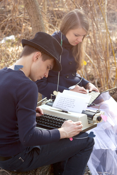 Молодой человек печатает на пишущей машинке
 - Фото, изображение