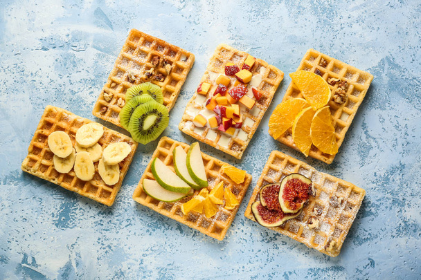 Deliciosos waffles com frutas no fundo de cor
 - Foto, Imagem