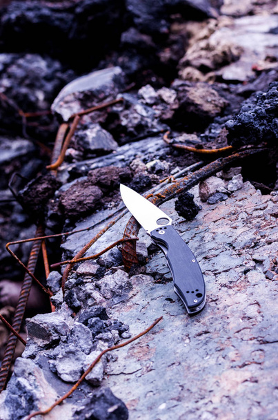 Foto des schräg stehenden Messers. ein Messer in der Mitte des vertikalen Rahmens. Leitlinie. - Foto, Bild